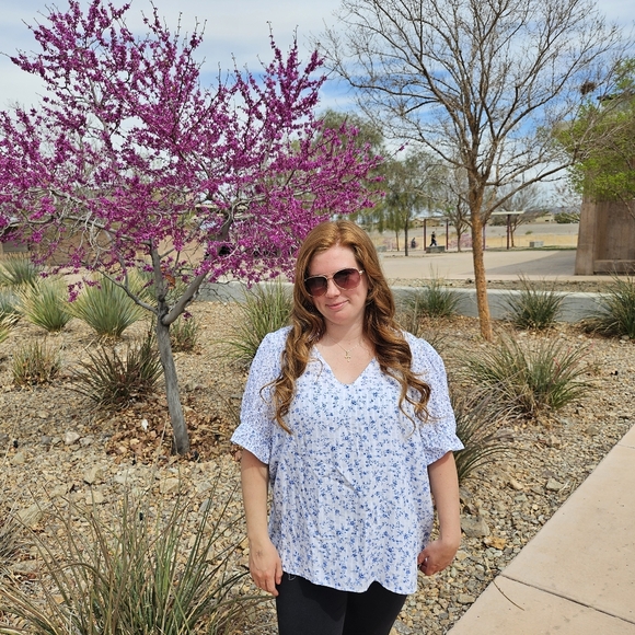 LOFT Floral White and Blue Women's Blouse - Picture 5 of 9
